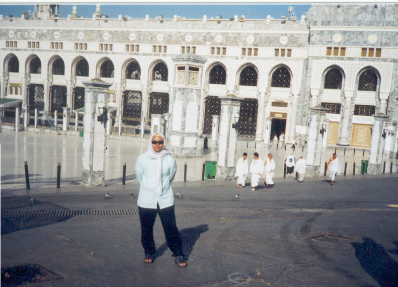 i standing in front of haram mosque